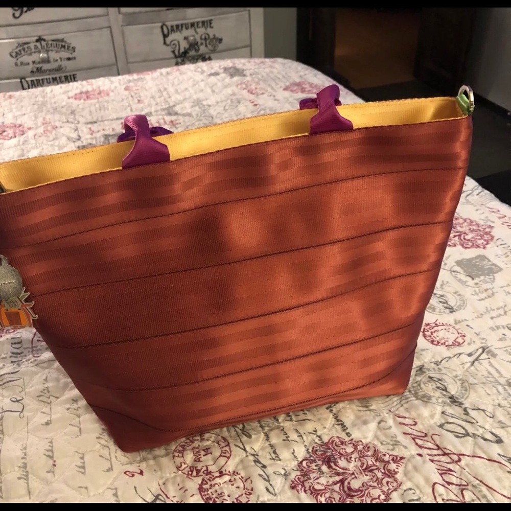 Disney Shag Harvey’s Trader Sams SeatBelt Bag - Picture 4 of 6